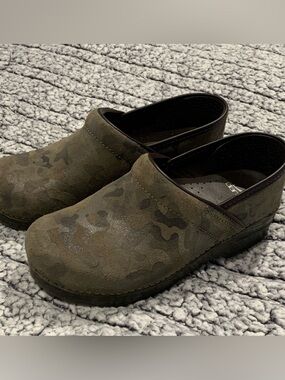 Dansko Camouflage Clogs EU 38 US 7.5/8 Suede Professional Comfort Slip On EUC!